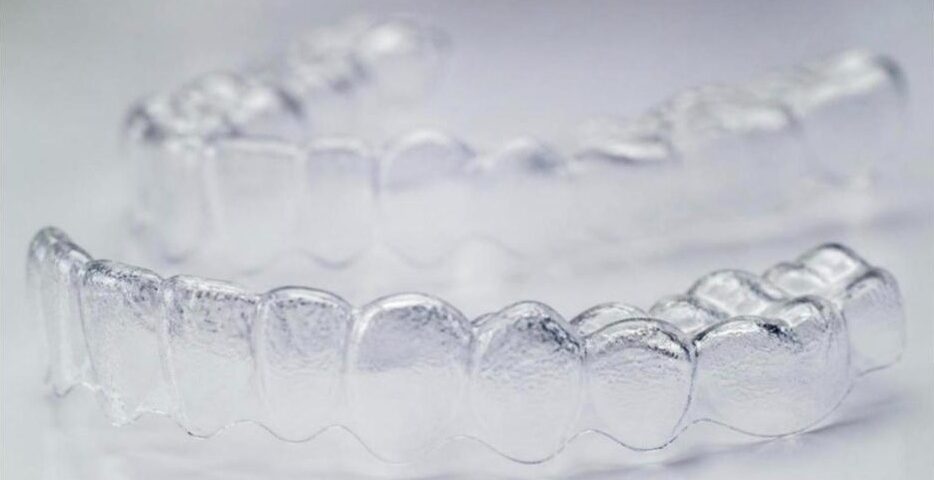 Alineadores transparentes de Invisalign para ortodoncia invisible en Carabanchel
